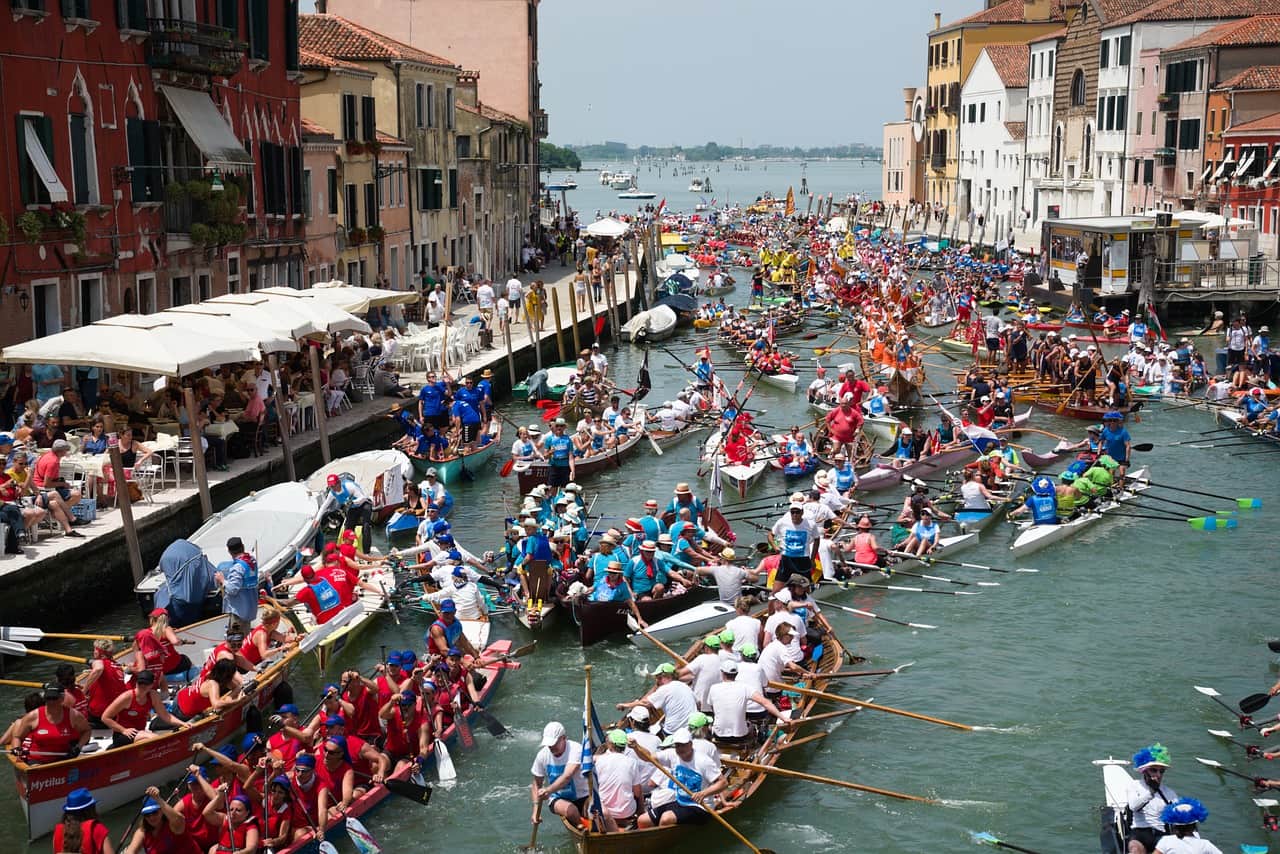 Paradă de bărci, la Veneția. Unele sunt construite după tehnici din